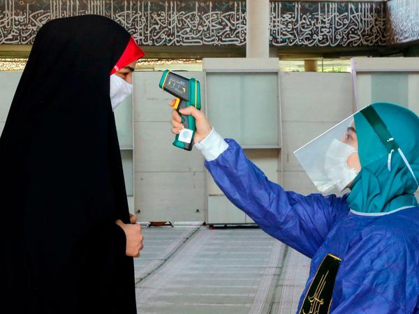 Auf Nummer sicher. Vor dem Moscheebesuch wird bei einer Iranerin die Temperatur gemessen.