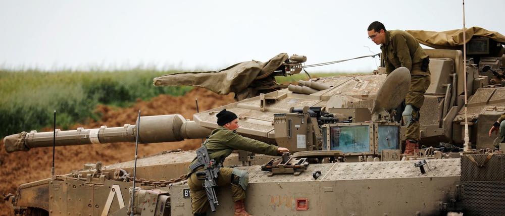 Israelische Panzer sind an der Grenze zum Gazastreifen aufgezogen
