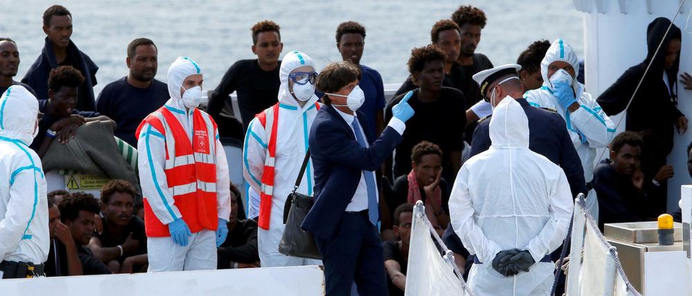 Migranten und Behördenmitarbeiter an Bord der "Diciotti"