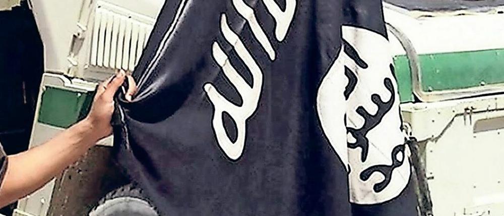 Die Fahne der Terrormiliz Islamischer Staat in Syrien. 