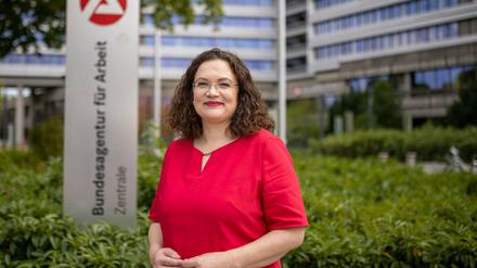 Mit auffälligem Rot Tatkraft demonstrieren vor der eigenen Behörde: Andrea Nahles, neue Chefin der Bundesagentur für Arbeit (BA).
