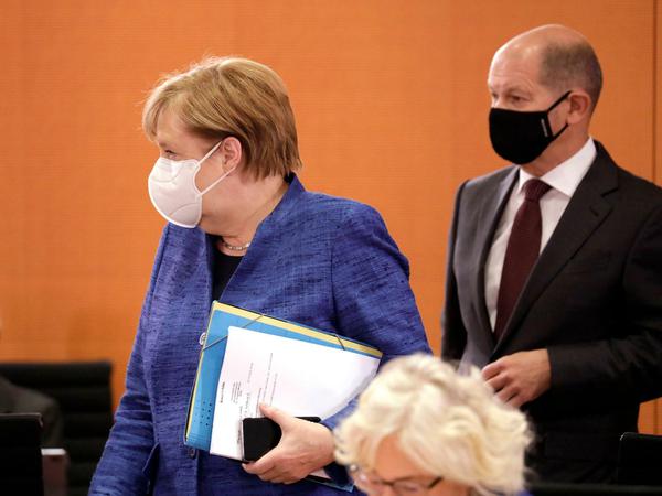 Was tun? Kanzlerin Angela Merkel ist hochbesorgt wegen der Infektionsdynamik.