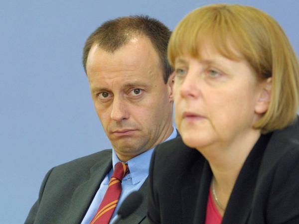 Unter Angela Merkel (hier mit Friedrich Merz im Jahr 2001), so empfanden das viele Christdemokraten, verödete die Partei geistig.