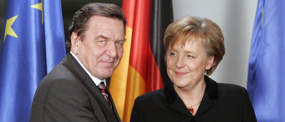 Der bisherige Bundeskanzler Gerhard Schröder übergibt das Bundeskanzleramt 2005 an die neue Kanzlerin Angela Merkel. 