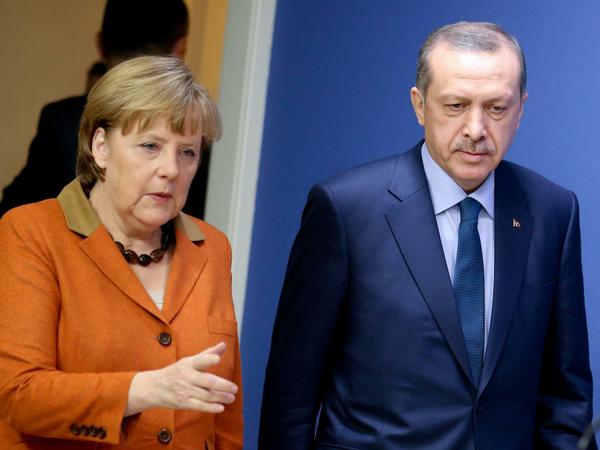 Bundeskanzlerin Angela Merkel (CDU) und der türkische Ministerpräsident Recep Tayyip Erdogan - hier auf einem Archivbild vom 25.02.2013 in Ankara.