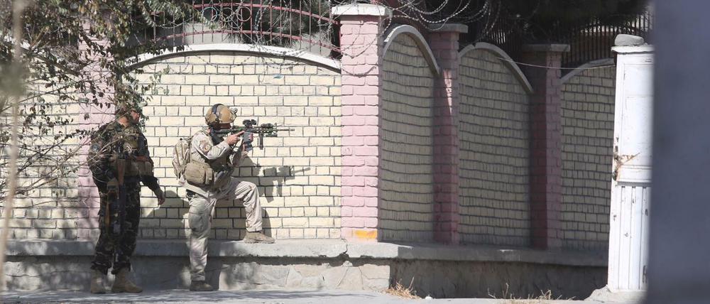 Soldaten haben in der Nähe des TV-Senders Schamschad in Kabul Stellung bezogen. 