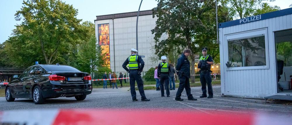 Vor einer Synagoge in Hamburg ist am Sonntag ein Mann angegriffen und offenbar schwer verletzt worden. 
