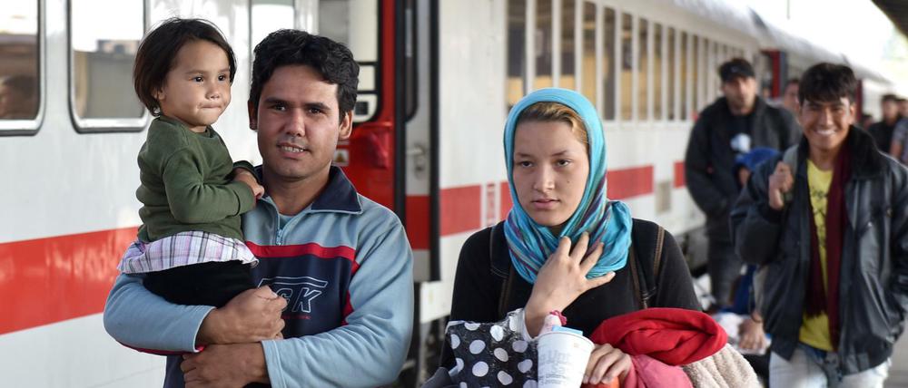 Eine Flüchtlingsfamilie aus Syrien kommt im Jahr 2015 im brandenburgischen Schönefeld am Bahnhof an.