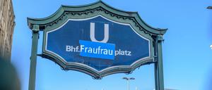 Anlässlich des Frauentags wurde der Name des U-Bahnhof Hermannstraße in Berliner-Neukölln mit FrauFrau überklebt. 