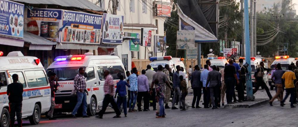 Krankenwagen, Sicherheitskräfte und Passanten versammeln sich auf der Straße vor dem Afrik Hotel. Inmitten Somalias Hauptstadt ist es zu einem Anschlag auf ein Hotel mit mehreren Toten gekommen.