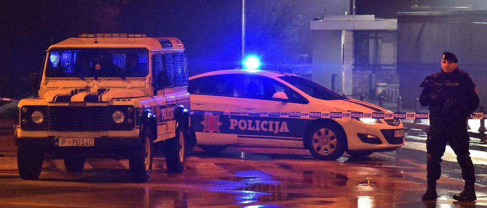 Einsatzkräfte der Polizei sichern die Umgebung der US-Botschaft in Montenegros Hauptstadt Podgorica.