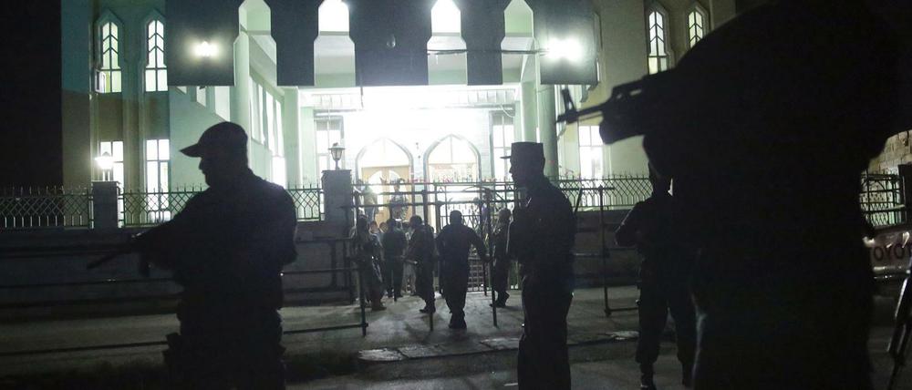 Sicherheitskräfte vor der schiitischen Moschee, bei der sich am Donnerstag zwei Selbstmordattentäter in die Luft sprengten.