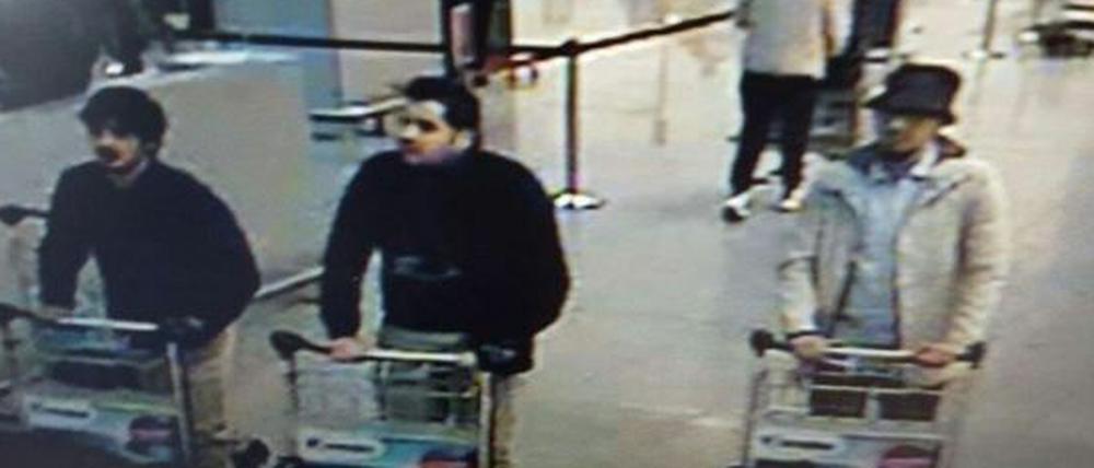 Eine Überwachungskamera auf dem Flughafen nahm die mutmaßlichen Selbstmordattentäter Ibrahim el Bakraoui und Najim Laachraoui kurz vor den Anschlägen auf. Nach dem dritten Mann, dessen Identität noch unklar ist, wird gefahndet. 