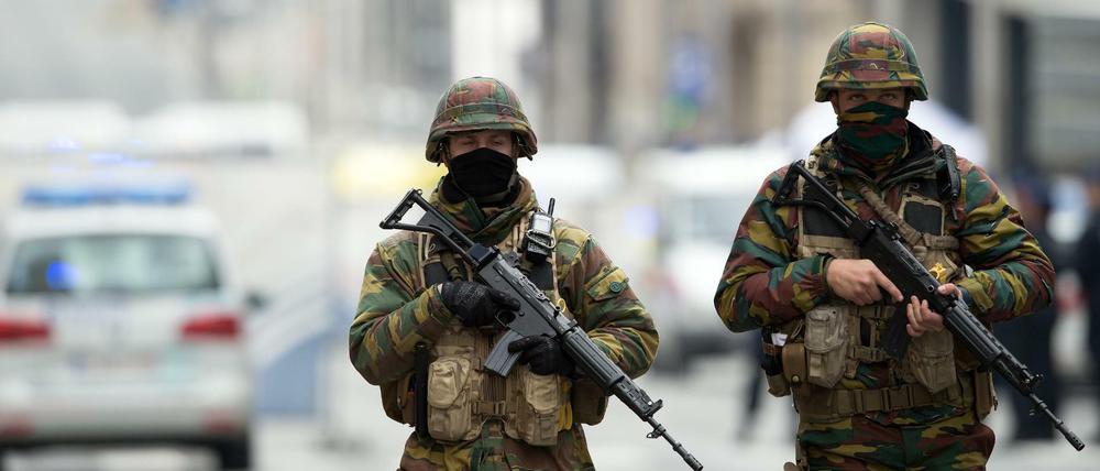 Sicherheitskräfte patrouillieren am 22.03.2016 in Brüssel (Belgien) um die Metrostation Maelbeek. 