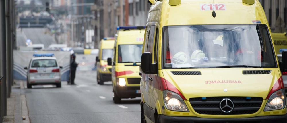 Krankenwagen verlassen in Brüssel die Metrostation Maelbeek. Bei einer neuen Terrorserie sind am Dienstag in Brüssel mindestens 26 Menschen getötet worden. Die Zahl der Verletzten liegt bei mehr als 130.