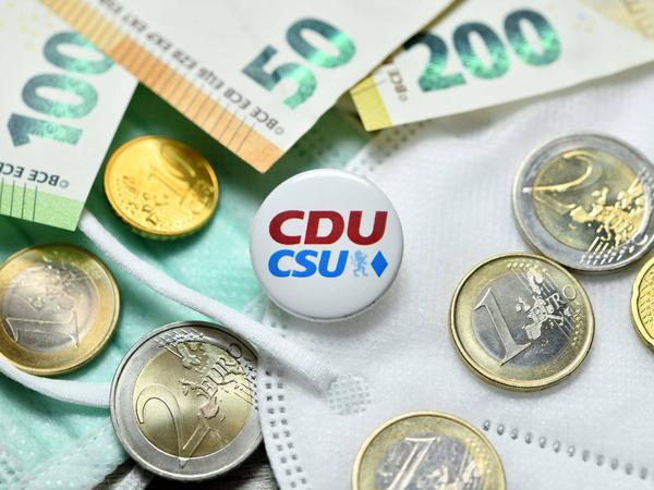 Mit Corona-Schutzmasken machten einige Abgeordnete von CDU und CSU viel Geld.
