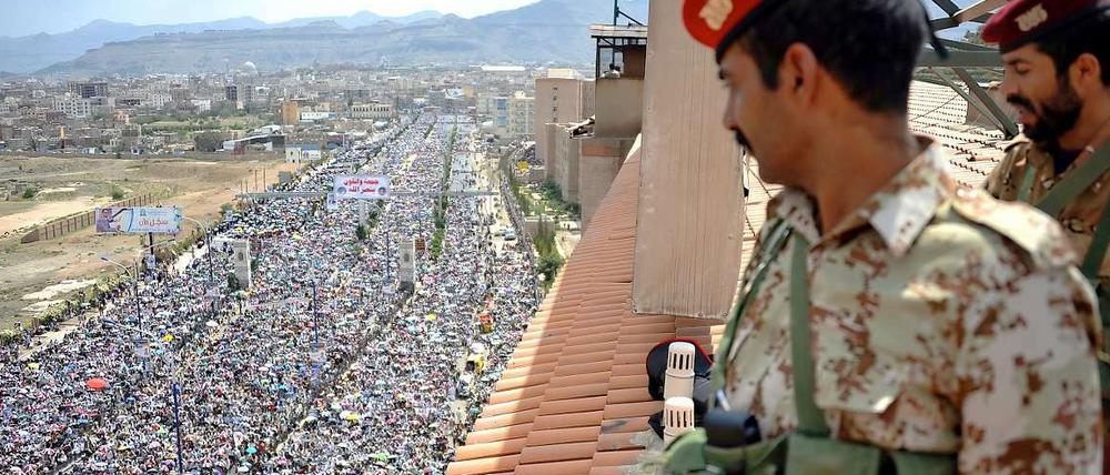 Die Proteste gegen die jemenitische Regierung hören nicht auf. In den Straßen von Sanaa wimmelt es von Bewaffneten. Die Zustände werden zunehmend unübersichtlich. Der Präsident hält aber weiterhin mit aller Macht an seinem Amt fest.