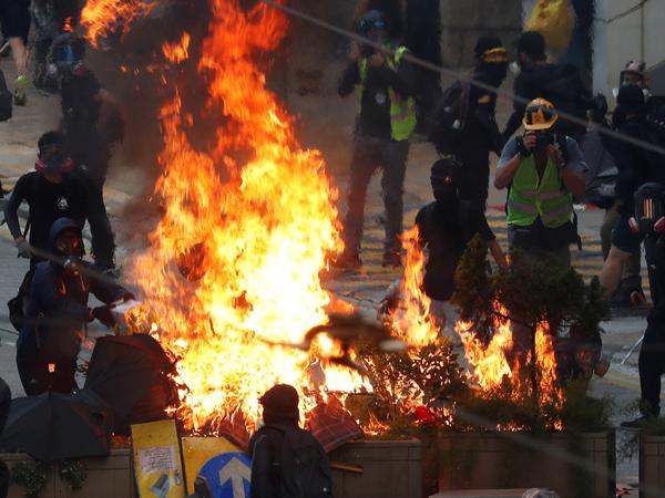 Bei den Protesten wurden brennende Barrikaden erreichtet.