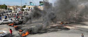 Demonstranten blockierten die Straßen in der südlich von Bagdad gelegenen Stadt Nassirija.