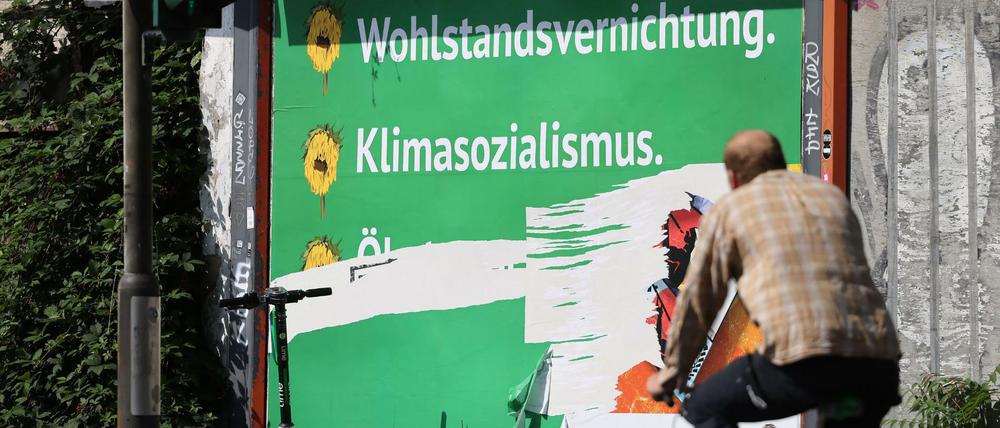 Ein beschädigtes Plakat der Anti-Grünen-Wahlkampagne in Köln