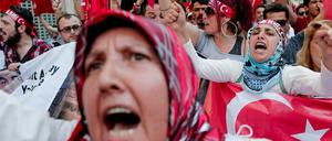 Türkische Bevölkerung protestiert gegen aufkeimenden Kurdenkonflikt.