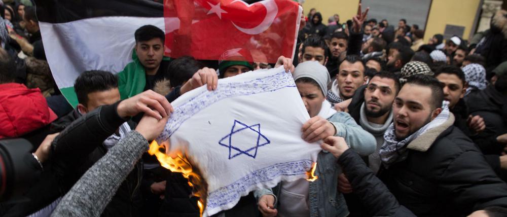 Hass auf Israel. Antisemitismus gibt es in nahezu allen extremistischen Szenen. Im Bild junge Muslime, die in Berlin-Neukölln eine selbstgemalte Fahne mit Davidstern verbrennen.