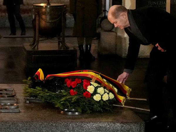 Bundeskanzler Olaf Scholz legt bei seinem Antrittsbesuch in Polen am Grabmal des Unbekannten Soldaten einen Kranz nieder. 