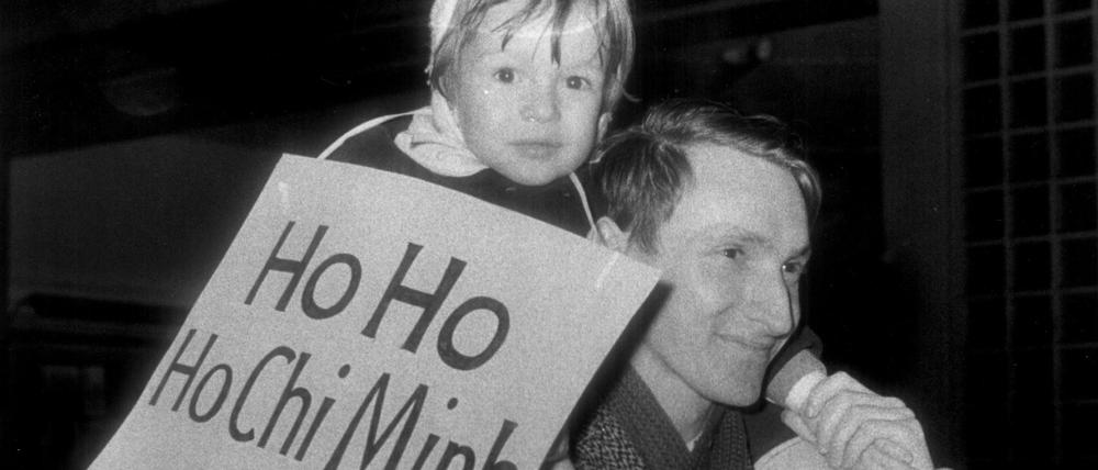 Ein Mann mit seinem Kind 1962 auf einer Demonstration.
