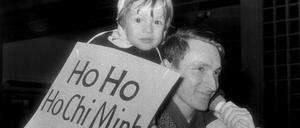 Ein Mann mit seinem Kind 1962 auf einer Demonstration.