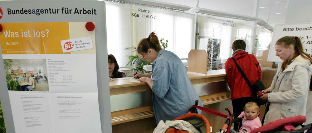 Mütter mit Kindern stellen Anträge in der Bundesagentur in Leipzig.