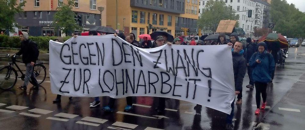 Von Senefelderplatz zogen die Demonstranten durch Prenzlauer Berg - bei Regen aber bester Laune.