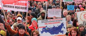 Demonstranten bei einer Kundgebung in Archangelsk gegen die geplante Mülldeponie in ihrer Region.