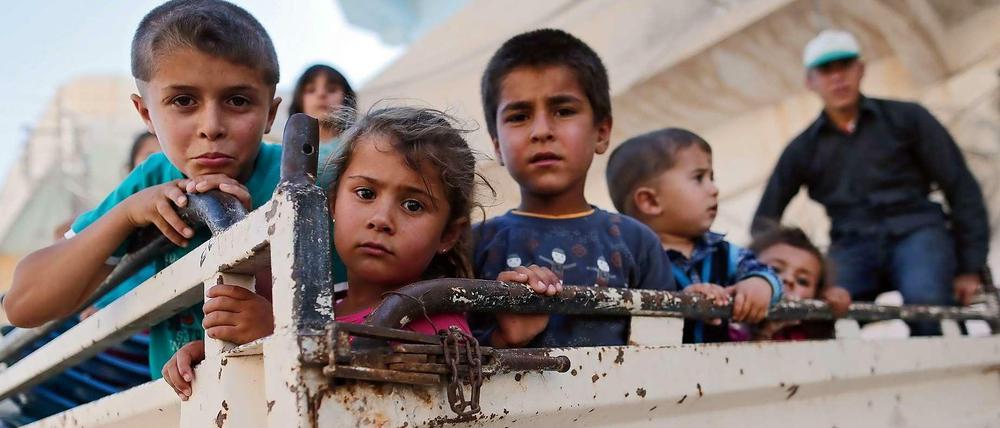 Syrische Kinder auf der Flucht vor dem "Islamischen Staat".
