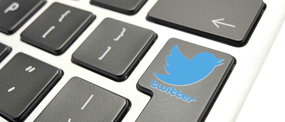 Twitter-Logo auf der Computer-Tastatur. 