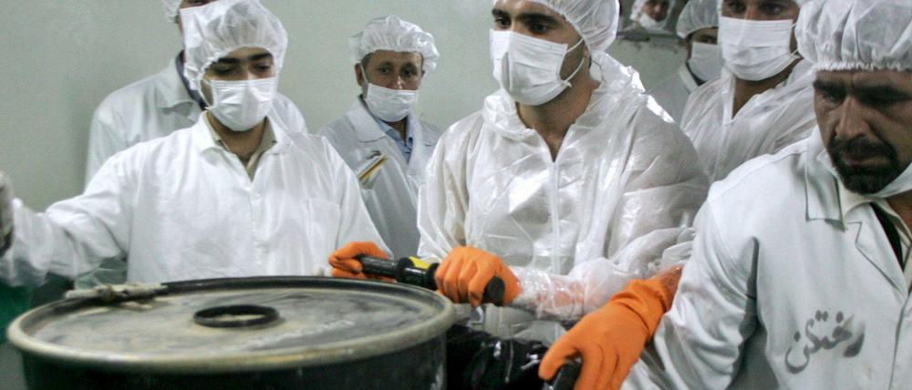 Iranische Atomwissenschaftler im Forschungszentrum der Uranumwandlungsanlage im Kernkraftwerk Isfahan (Aufnahme von 2005).