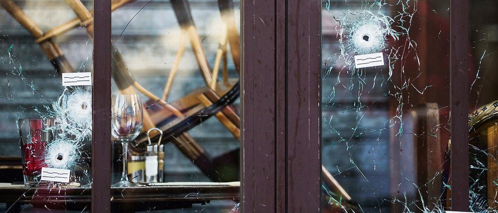 Schüsse auf die Freiheit: Die Terroristen greifen auch das Café Bonne Bière an. Fünf Menschen kommen dabei ums Leben.