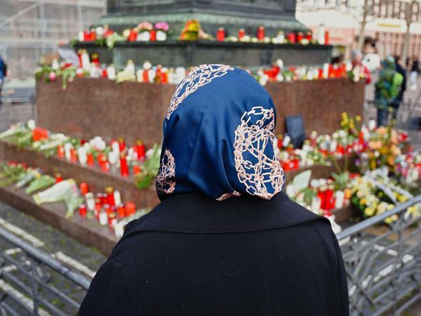 Februar 2020, Gedenken an die Opfer des rassistischen Anschlags in Hanau: Am Brüder-Grimm-Denkmal sind Blumen und Kerzen niedergelegt worden.