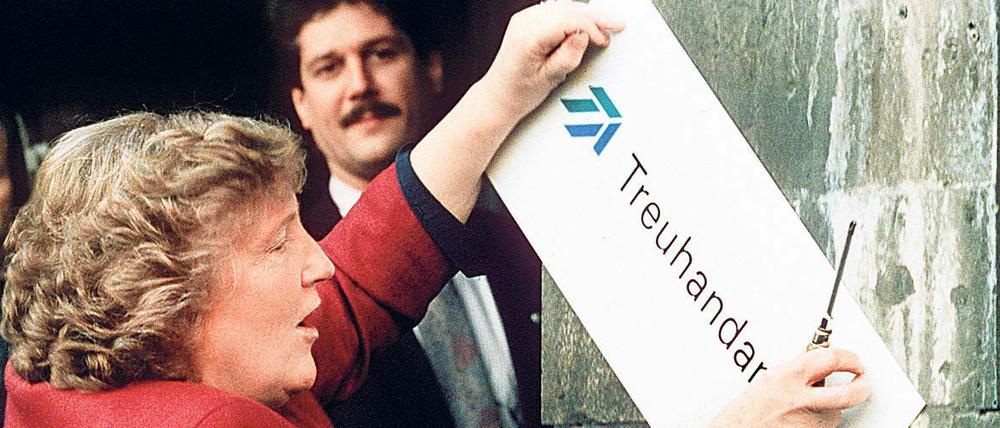 Die damalige Treuhand-Präsidentin Birgit Breuel entfernt Ende 1994 das Firmenschild.