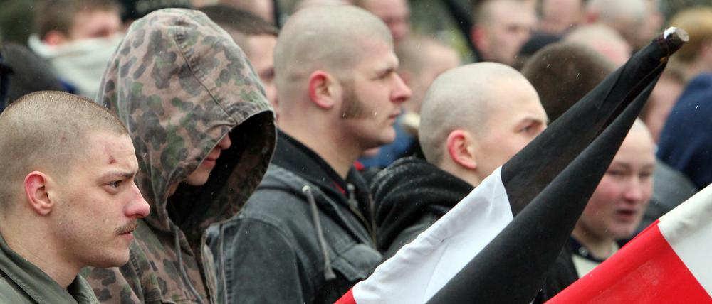 Teilnehmer eines Neonazi-Aufmarsches im brandenburgischen Halbe (Archivbild vom (11.03.2006)