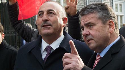 Zwei Außenminister in der Innenstadt von Goslar: Sigmar Gabriel (SPD) und sein türkischer Amtskollege Mevlüt Cavusoglu (links).