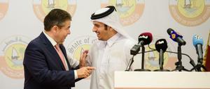 Außenminister Sigmar Gabriel und Katars Außenminister Scheich Mohammed bin Abdulrahman bin Jassim Al Thani in Doha (Katar).