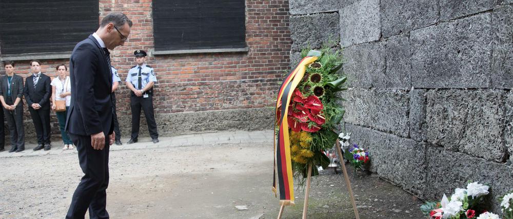 Bundesaußenminister Heiko Maas (SPD) besucht das ehemalige deutsche Konzentrationslager Auschwitz und legt einen Kranz an der Todeswand nieder. 