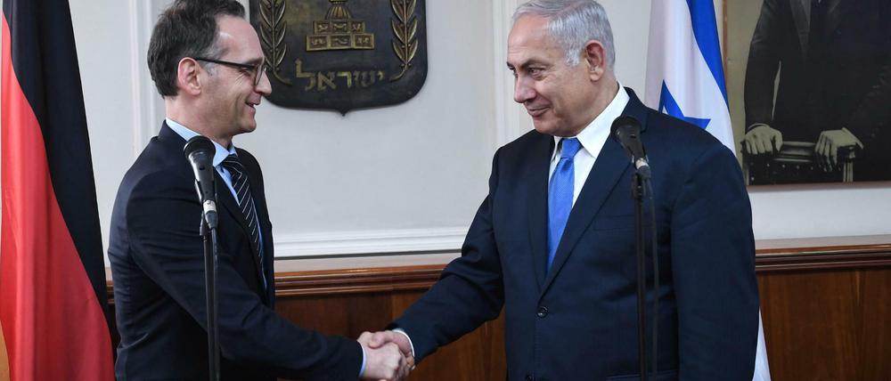 Begrüßung bei der gemeinsamen Pressekonferenz: Israels Ministerpräsident Benjamin Netanjahu (rechts) und der deutsche Außenminister Heiko Maas. 