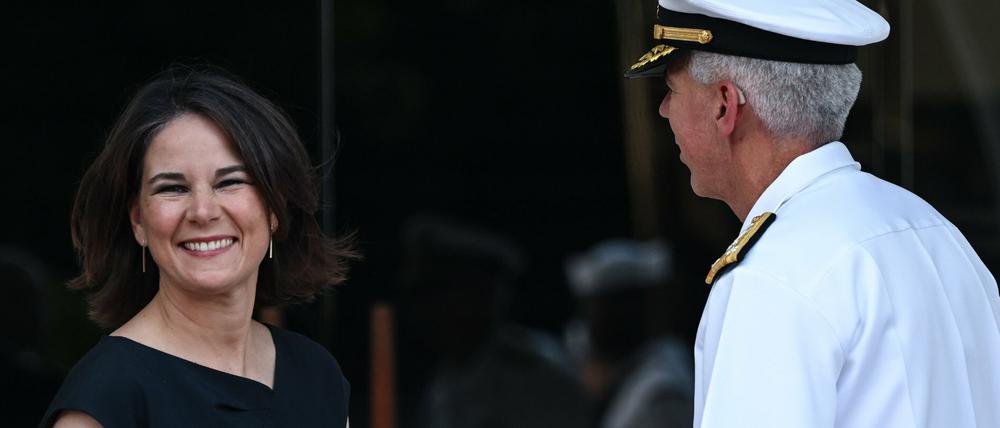 Annalena Baerbock wird am 11. Juli von Vizeadmiral Karl Thomas über den Stützpunkt der 7. US-Flotte in Yokosuka geführt.