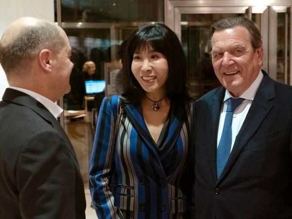 Heute auf Distans: Olaf Scholz trifft 2018 den früheren Bundeskanzler Gerhard Schröder und seine Ehefrau Soyeon.