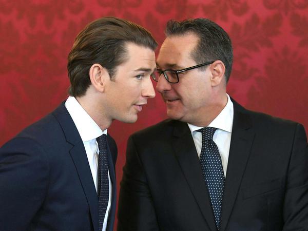 Österreichs Bundeskanzler Sebastian Kurz (ÖVP) und Hans-Christian Strache (FPÖ) regieren seit Oktober 2017 gemeinsam. Eine harte Tonart und soziale Einschnitte müssen jedoch nicht nur Migranten und Asylbewerber befürchten