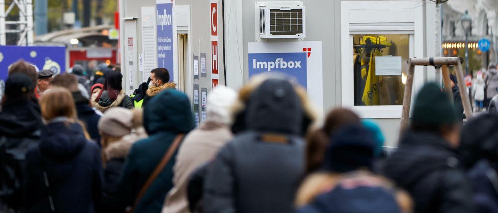 Menschen warten am Sonntag in Wien vor einem Impfpoint.