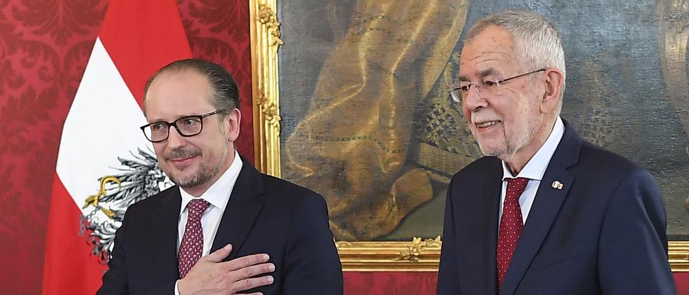 Österreichs neuer Kanzler Alexander Schallenberg (links) mit Präsident Alexander Van der Bellen