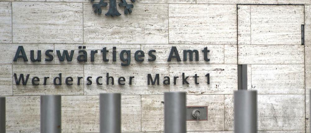 Pfosten stehen vor dem Auswärtigen Amt (AA) in Berlin. 