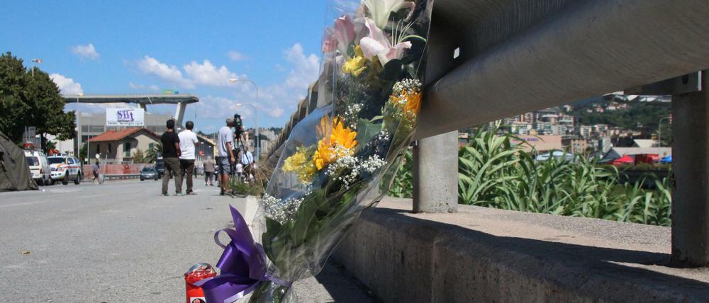 Ein Blumenstrauss steht in einiger Entfernung von der eingestürzten Brücke.